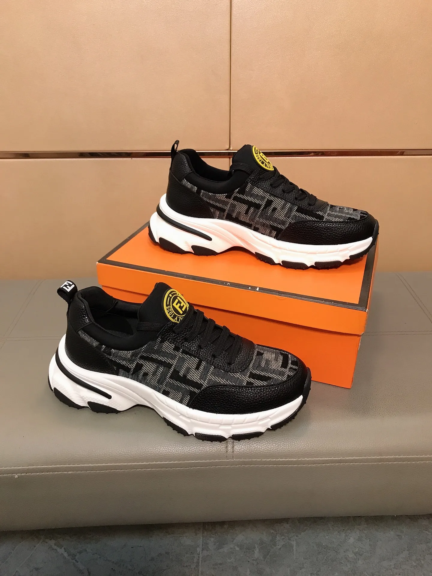 Factory price 442 💥💥🔺🔺FENDI [Fendi] Men’s new casual shoes are a hit! , that kind of calm connotation️elegant taste is indescribable to start the journey of fashionable shoes💍💍to cope with various occasions calmly! The momentum of the big names speaks for itself! Comfortable and comfortable on the feet! Materials: Imported printed materials, stitched with cowhide design, sheepskin feet, a fashion must-have! Code number: 38-44